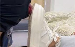 【素人抽水机】坐脸窒息-小白鞋黑船袜辱 bf54138