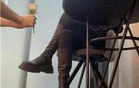 【玥野兔】长靴白袜脚下喂食 JS250528-17