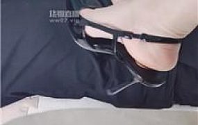 【灵竹】高跟踩虐地毯奴 JS250527-18