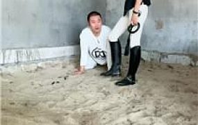 【爱丽丝】囚犯奴圈养-骑马长靴白袜辱【双视角版】 bf54658