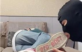 【深情】老师清理学生的脏鞋白袜 JS250615-37