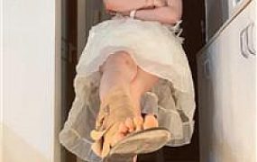 【佳佳】奶狗清理脏鞋底-裸足舔 bf56134