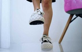 XG-被女巨人帆布鞋臭汗脚踩烂在脚底用力来回碾！粘在女巨人的脚底和鞋底上 JS241210~2