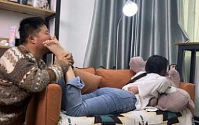 【第5风格】 00后酱一边玩手机一边被舔脚 YC-241127-9