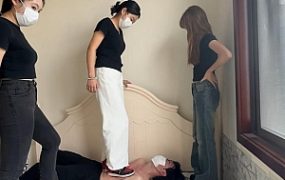 【208宿舍】三人床上踩踏90斤瘦弟弟 YC-241112-2