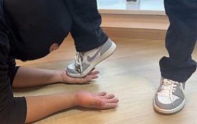 【208少女宿舍】AJ全体重踩手 YC-241026-7