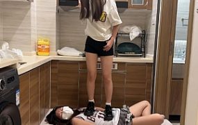 【208宿舍】女m系列：小皮鞋全体重踩踏母狗 YC-241109-7