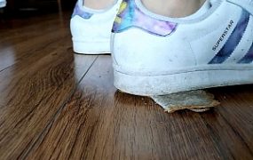 小鱼女神汗臭脚丫穿贝壳+高帮匡威践踏贱狗晚餐 YC-241018-4