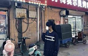 双人精神小妹暴力踢踹踩踏殴打 YC-241020