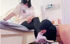 【小妮】运动后原味鞋袜辱-踩踏 bf55958