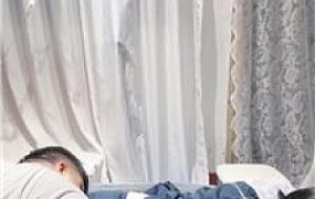 【甜音】学生主白袜脚踩继父 JS250730-19