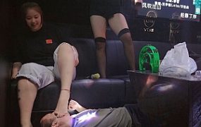 『高兴儿』双人边唱歌边踢打脚扇脸 YC-240915-8