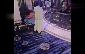 B693 – 无意识长裙软妹空军白鞋踩全手多次察觉后踩着碰手发现 bf43881