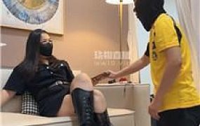 【雪菲】长靴捂白袜羞辱外卖小哥 JS250729-8