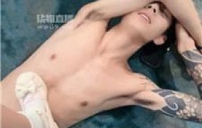 【小琴宅】学生主白袜踩纹身大哥 JS250713-48