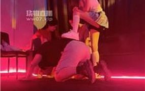 【GL】三个辍学女孩回学校报复老师 JS250702-17