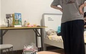 【小宇狗狗】原味白袜脚踩哥哥 JS250903-7