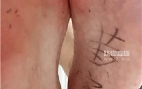 【灵韵】躲在桌子底下吃脚泥    250825-11