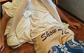 【阮小洁】洞洞鞋白丝踩踏-坐脸窒息 JS250821-31