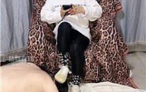 【幸运小孩】短发女神的脚下奴 JS251014-31