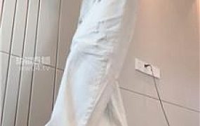 【女生也能很暴力】运动鞋踢踹踩踏-粉袜闻舔 bf58880