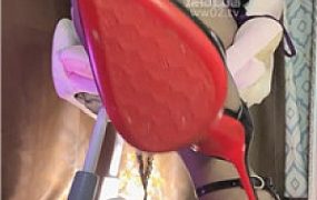 【母狗妈妈】黑丝高跟裸足憋J    251021-40