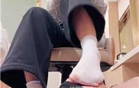 【妮蔻Royal】冰冰袜强制深喉舔 JS251128-27