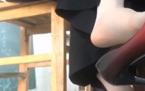 女老师上课玩鞋晾脚给男学生看入迷 丝袜高跟挑鞋散发浓郁酸臭味令人着迷 JS250621~1