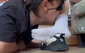 深喉插到爆汁吐！脚汗清理大口吸嗅。（地下室出品） YC-250613