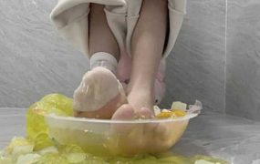 【莓子】裸足加白丝踩碎超大果冻 YC-250307-3