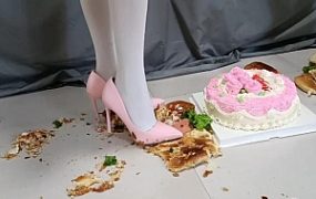 丽人馆。双S踩踏生日蛋糕，两双高跟鞋上粘满了恶心的奶油，应该怎么清理呢YC-250212-3
