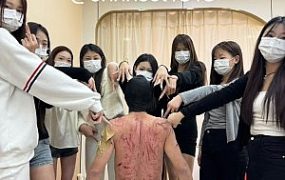 『chnnsct1818』8双高跟鞋扎入身体成为女生们的烟灰缸 YC-250129-3