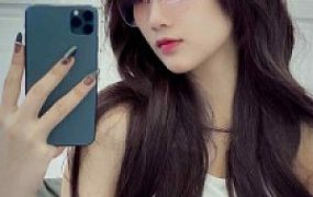 露脸精神小妹肉丝短牛仔裤马丁靴羞辱母胎SOLO男恋足闻脚 YC-250117-9