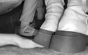B753 – 无意识黑色长靴美女后伸踩全手 bf49171