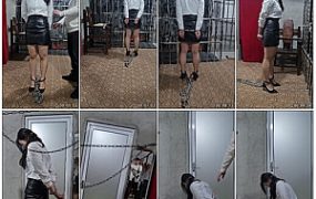 【皖北原创】新人雪雪小皮裙黑色小高跟，光腿、金属手铐脚镣体验