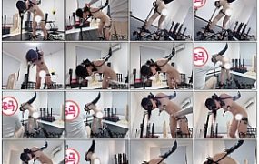 【缚心室】80多斤女学生单手套束缚架站姿折磨，电击吸乳器+炮机+AV棒玩弄，腿只能被…