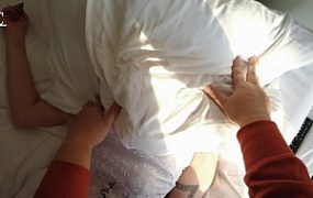 7C 闷死纹身丝袜女