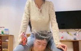 【奈奈生】靴底喂食舔裸足