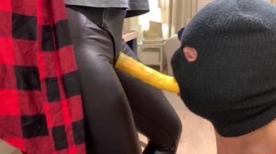 莉亚拉·辛女主人：这奴隶必须先学会好好口交，我才干他（十月锁定变性人性玩具）