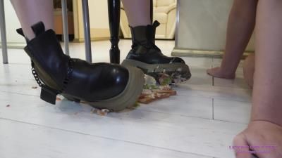 舔女孩的脚：内莉 – 舔净我脚上的灰尘，然后用我的靴子做三明治