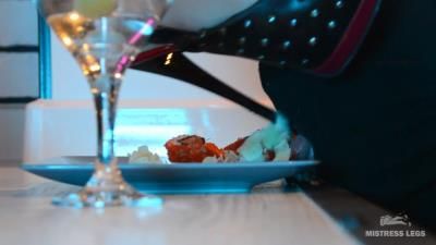 女主人Legs – 女主人用高跟鞋喂食奴隶