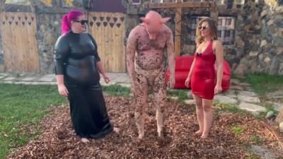 女主人泽伊达 – 奴隶在落叶中打滚，而我们用乳胶橡胶羞辱他