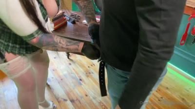 卡里诺女主人：这个废物坐在我家