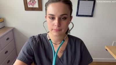 Nina Crowne – 心脏移植与戴手套的手交