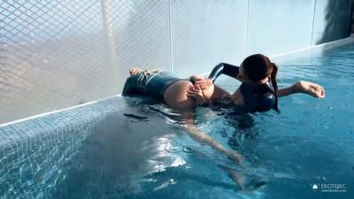 情色捆绑 – 水下乳胶挣扎